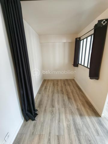 Description
Studio 1 pièce 28 m² Centre-Ville
BSK Immobilier COULONGEAT William vous propose
Idéal investisseur – Studio lumineux dans résidence de 6 appartements
Situé au 1 er étage bien entretenue, ce charmant studio de 28 m2 bénéficie d’une exposition est, ouest , offrant une belle luminosité naturelle tout au long de la journée.

Il se compose de :
Une entrée avec placard mural
Aménagement en 2 Pièces
Un Salon  agréable et fonctionnel ouvert sur cuisine aménagée et équipée
Un espace nuit avec séparation d'une jolie verrière
Une salle de bain 
Un WC indépendant

L’agencement est optimisé, permettant une circulation fluide et un cadre de vie confortable.

Les + du bien :
Environnement calme et verdoyant
Charges : 93 euros/mois, incluant : Eau froide
Chauffage Electrique 
Tous commerces en bas de l'immeuble
Arrêt de bus : 2 minutes 
Visite possible 7 jours / 7
TAXES  FONCIERES  721 euros