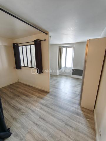 Description
Studio 1 pièce 28 m² Centre-Ville
BSK Immobilier COULONGEAT William vous propose
Idéal investisseur – Studio lumineux dans résidence de 6 appartements
Situé au 1 er étage bien entretenue, ce charmant studio de 28 m2 bénéficie d’une exposition est, ouest , offrant une belle luminosité naturelle tout au long de la journée.

Il se compose de :
Une entrée avec placard mural
Aménagement en 2 Pièces
Un Salon  agréable et fonctionnel ouvert sur cuisine aménagée et équipée
Un espace nuit avec séparation d'une jolie verrière
Une salle de bain 
Un WC indépendant

L’agencement est optimisé, permettant une circulation fluide et un cadre de vie confortable.

Les + du bien :
Environnement calme et verdoyant
Charges : 93 euros/mois, incluant : Eau froide
Chauffage Electrique 
Tous commerces en bas de l'immeuble
Arrêt de bus : 2 minutes 
Visite possible 7 jours / 7
TAXES  FONCIERES  721 euros
