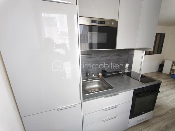 Description
Studio 1 pièce 28 m² Centre-Ville
BSK Immobilier COULONGEAT William vous propose
Idéal investisseur – Studio lumineux dans résidence de 6 appartements
Situé au 1 er étage bien entretenue, ce charmant studio de 28 m2 bénéficie d’une exposition est, ouest , offrant une belle luminosité naturelle tout au long de la journée.

Il se compose de :
Une entrée avec placard mural
Aménagement en 2 Pièces
Un Salon  agréable et fonctionnel ouvert sur cuisine aménagée et équipée
Un espace nuit avec séparation d'une jolie verrière
Une salle de bain 
Un WC indépendant

L’agencement est optimisé, permettant une circulation fluide et un cadre de vie confortable.

Les + du bien :
Environnement calme et verdoyant
Charges : 93 euros/mois, incluant : Eau froide
Chauffage Electrique 
Tous commerces en bas de l'immeuble
Arrêt de bus : 2 minutes 
Visite possible 7 jours / 7
TAXES  FONCIERES  721 euros