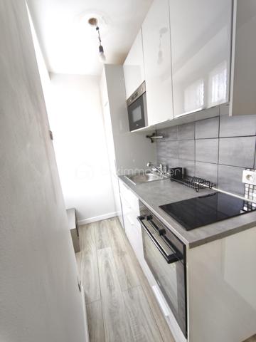 Description
Studio 1 pièce 28 m² Centre-Ville
BSK Immobilier COULONGEAT William vous propose
Idéal investisseur – Studio lumineux dans résidence de 6 appartements
Situé au 1 er étage bien entretenue, ce charmant studio de 28 m2 bénéficie d’une exposition est, ouest , offrant une belle luminosité naturelle tout au long de la journée.

Il se compose de :
Une entrée avec placard mural
Aménagement en 2 Pièces
Un Salon  agréable et fonctionnel ouvert sur cuisine aménagée et équipée
Un espace nuit avec séparation d'une jolie verrière
Une salle de bain 
Un WC indépendant

L’agencement est optimisé, permettant une circulation fluide et un cadre de vie confortable.

Les + du bien :
Environnement calme et verdoyant
Charges : 93 euros/mois, incluant : Eau froide
Chauffage Electrique 
Tous commerces en bas de l'immeuble
Arrêt de bus : 2 minutes 
Visite possible 7 jours / 7
TAXES  FONCIERES  721 euros