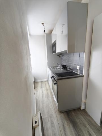 Description
Studio 1 pièce 28 m² Centre-Ville
BSK Immobilier COULONGEAT William vous propose
Idéal investisseur – Studio lumineux dans résidence de 6 appartements
Situé au 1 er étage bien entretenue, ce charmant studio de 28 m2 bénéficie d’une exposition est, ouest , offrant une belle luminosité naturelle tout au long de la journée.

Il se compose de :
Une entrée avec placard mural
Aménagement en 2 Pièces
Un Salon  agréable et fonctionnel ouvert sur cuisine aménagée et équipée
Un espace nuit avec séparation d'une jolie verrière
Une salle de bain 
Un WC indépendant

L’agencement est optimisé, permettant une circulation fluide et un cadre de vie confortable.

Les + du bien :
Environnement calme et verdoyant
Charges : 93 euros/mois, incluant : Eau froide
Chauffage Electrique 
Tous commerces en bas de l'immeuble
Arrêt de bus : 2 minutes 
Visite possible 7 jours / 7
TAXES  FONCIERES  721 euros