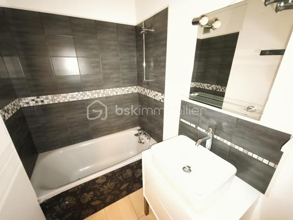Description
Studio 1 pièce 28 m² Centre-Ville
BSK Immobilier COULONGEAT William vous propose
Idéal investisseur – Studio lumineux dans résidence de 6 appartements
Situé au 1 er étage bien entretenue, ce charmant studio de 28 m2 bénéficie d’une exposition est, ouest , offrant une belle luminosité naturelle tout au long de la journée.

Il se compose de :
Une entrée avec placard mural
Aménagement en 2 Pièces
Un Salon  agréable et fonctionnel ouvert sur cuisine aménagée et équipée
Un espace nuit avec séparation d'une jolie verrière
Une salle de bain 
Un WC indépendant

L’agencement est optimisé, permettant une circulation fluide et un cadre de vie confortable.

Les + du bien :
Environnement calme et verdoyant
Charges : 93 euros/mois, incluant : Eau froide
Chauffage Electrique 
Tous commerces en bas de l'immeuble
Arrêt de bus : 2 minutes 
Visite possible 7 jours / 7
TAXES  FONCIERES  721 euros