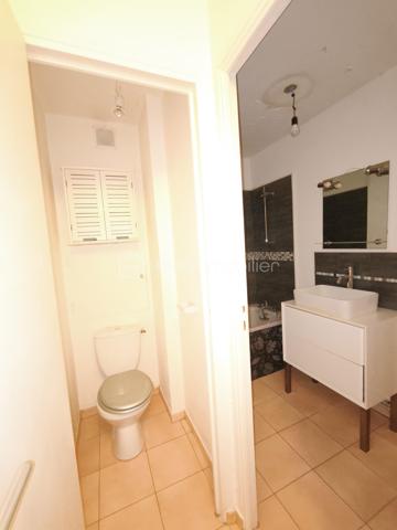 Description
Studio 1 pièce 28 m² Centre-Ville
BSK Immobilier COULONGEAT William vous propose
Idéal investisseur – Studio lumineux dans résidence de 6 appartements
Situé au 1 er étage bien entretenue, ce charmant studio de 28 m2 bénéficie d’une exposition est, ouest , offrant une belle luminosité naturelle tout au long de la journée.

Il se compose de :
Une entrée avec placard mural
Aménagement en 2 Pièces
Un Salon  agréable et fonctionnel ouvert sur cuisine aménagée et équipée
Un espace nuit avec séparation d'une jolie verrière
Une salle de bain 
Un WC indépendant

L’agencement est optimisé, permettant une circulation fluide et un cadre de vie confortable.

Les + du bien :
Environnement calme et verdoyant
Charges : 93 euros/mois, incluant : Eau froide
Chauffage Electrique 
Tous commerces en bas de l'immeuble
Arrêt de bus : 2 minutes 
Visite possible 7 jours / 7
TAXES  FONCIERES  721 euros