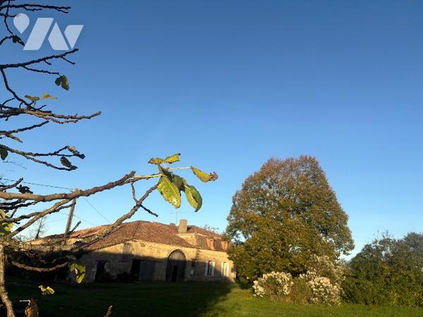 Pour amoureux des anciennes fermes au cachet indéniable, avec terrain autour d'environ 1 hectare !