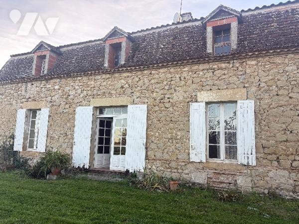 Pour amoureux des anciennes fermes au cachet indéniable, avec terrain autour d'environ 1 hectare !