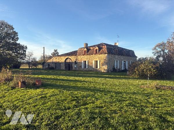 Pour amoureux des anciennes fermes au cachet indéniable, avec terrain autour d'environ 1 hectare !