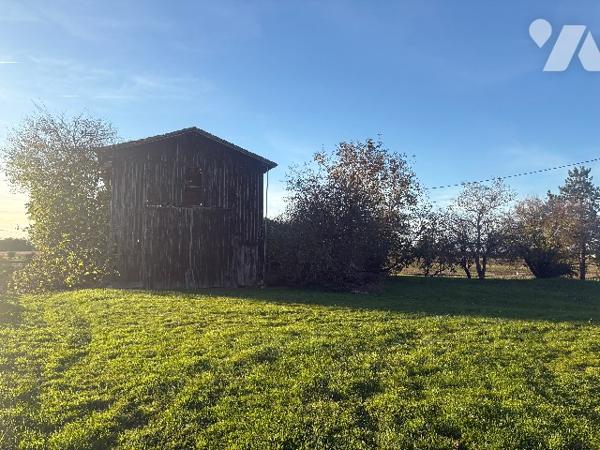 Pour amoureux des anciennes fermes au cachet indéniable, avec terrain autour d'environ 1 hectare !