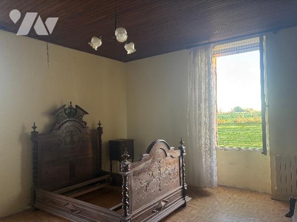 Pour amoureux des anciennes fermes au cachet indéniable, avec terrain autour d'environ 1 hectare !