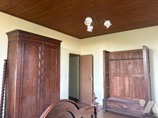 Pour amoureux des anciennes fermes au cachet indéniable, avec terrain autour d'environ 1 hectare !