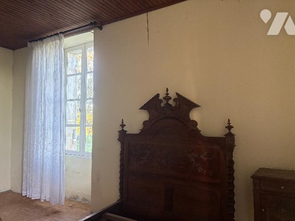 Pour amoureux des anciennes fermes au cachet indéniable, avec terrain autour d'environ 1 hectare !