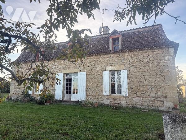 Pour amoureux des anciennes fermes au cachet indéniable, avec terrain autour d'environ 1 hectare !