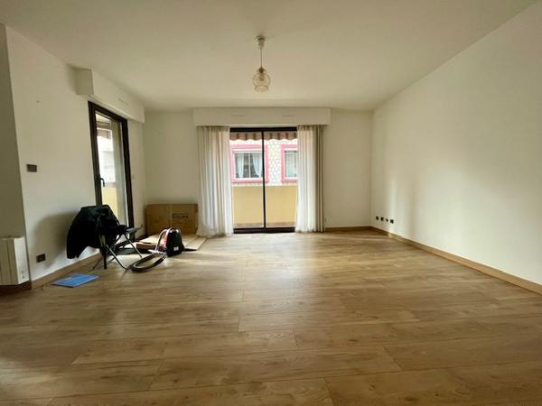 Marseille (13008) T3 AVEC TERRASSE ET BALCON