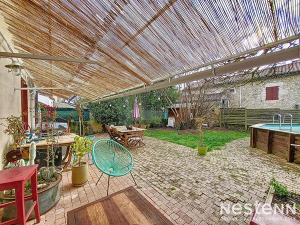 A Vendre Maison en pierre rénovée de 160 m² avec jardin à proximité immédiate des commodités