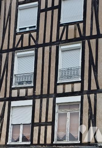 HYPER CENTRE CHALONS-EN-CHAMPAGNE, immeuble ENTIER libre d'occupation sur 4 niveaux. 
Nombreuses pos