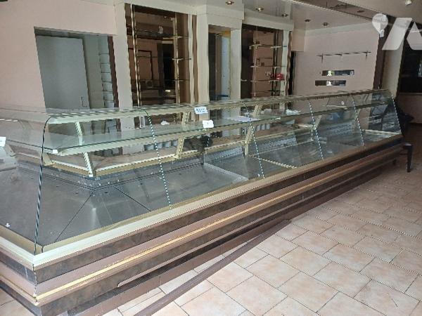 HYPER CENTRE CHALONS-EN-CHAMPAGNE, immeuble ENTIER libre d'occupation sur 4 niveaux. 
Nombreuses pos