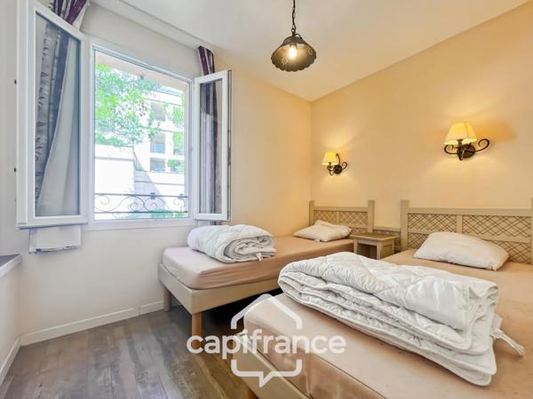 DOMAINE DE PONT ROYAL, maison  de 45 m2, élevée d'un étage,  2 vraies chambres, mitoyenne d'un seul côté, piscine privative, emplacement pour véhicule