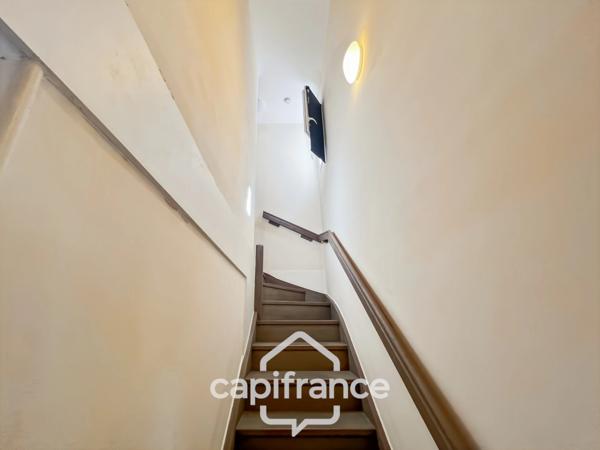 DOMAINE DE PONT ROYAL, maison  de 45 m2, élevée d'un étage,  2 vraies chambres, mitoyenne d'un seul côté, piscine privative, emplacement pour véhicule