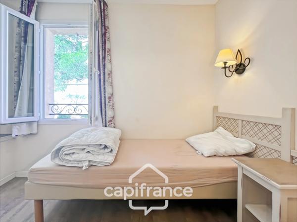 DOMAINE DE PONT ROYAL, maison  de 45 m2, élevée d'un étage,  2 vraies chambres, mitoyenne d'un seul côté, piscine privative, emplacement pour véhicule