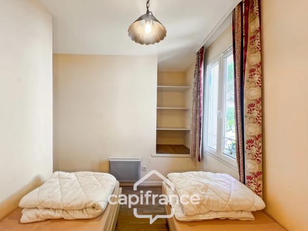 DOMAINE DE PONT ROYAL, maison  de 45 m2, élevée d'un étage,  2 vraies chambres, mitoyenne d'un seul côté, piscine privative, emplacement pour véhicule