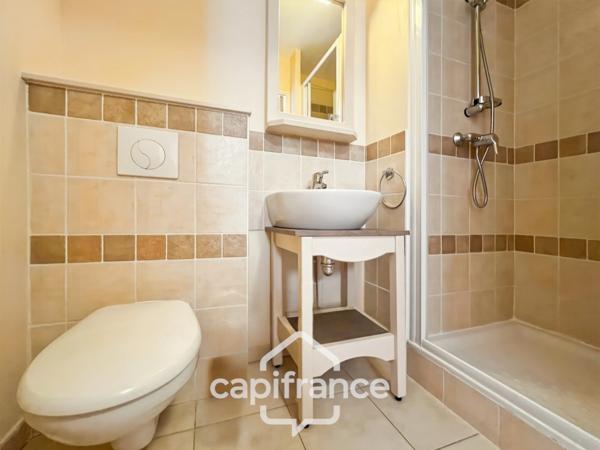 DOMAINE DE PONT ROYAL, maison  de 45 m2, élevée d'un étage,  2 vraies chambres, mitoyenne d'un seul côté, piscine privative, emplacement pour véhicule