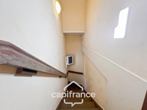 DOMAINE DE PONT ROYAL, maison  de 45 m2, élevée d'un étage,  2 vraies chambres, mitoyenne d'un seul côté, piscine privative, emplacement pour véhicule