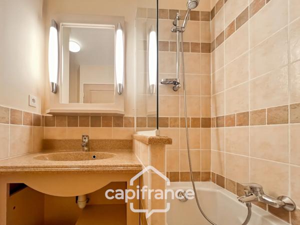 DOMAINE DE PONT ROYAL, maison  de 45 m2, élevée d'un étage,  2 vraies chambres, mitoyenne d'un seul côté, piscine privative, emplacement pour véhicule