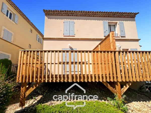 DOMAINE DE PONT ROYAL, maison  de 45 m2, élevée d'un étage,  2 vraies chambres, mitoyenne d'un seul côté, piscine privative, emplacement pour véhicule