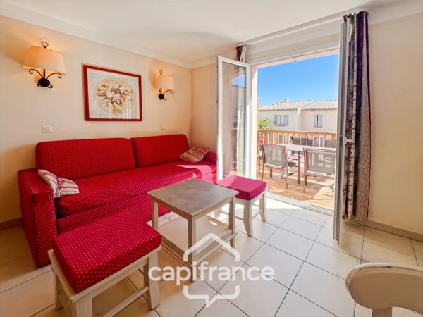 DOMAINE DE PONT ROYAL, maison  de 45 m2, élevée d'un étage,  2 vraies chambres, mitoyenne d'un seul côté, piscine privative, emplacement pour véhicule