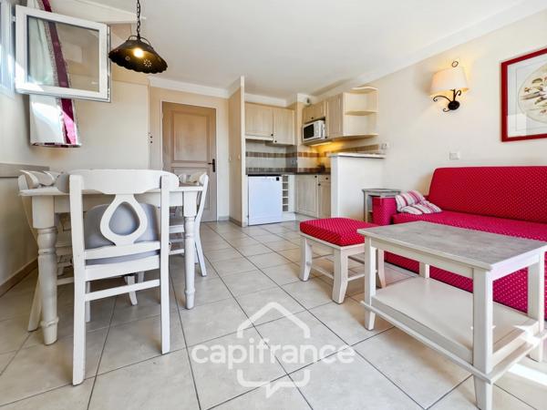 DOMAINE DE PONT ROYAL, maison  de 45 m2, élevée d'un étage,  2 vraies chambres, mitoyenne d'un seul côté, piscine privative, emplacement pour véhicule