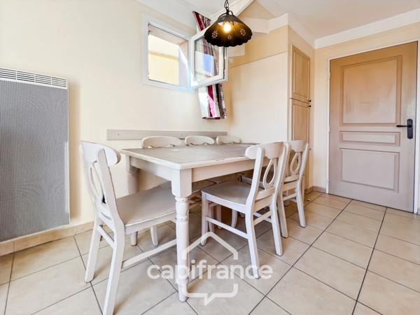 DOMAINE DE PONT ROYAL, maison  de 45 m2, élevée d'un étage,  2 vraies chambres, mitoyenne d'un seul côté, piscine privative, emplacement pour véhicule