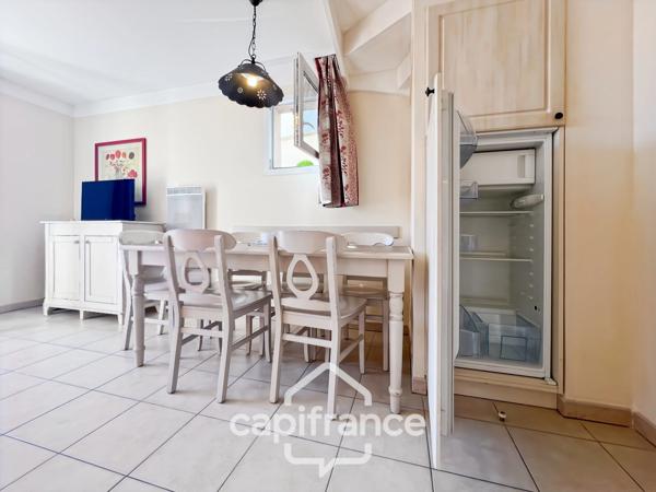 DOMAINE DE PONT ROYAL, maison  de 45 m2, élevée d'un étage,  2 vraies chambres, mitoyenne d'un seul côté, piscine privative, emplacement pour véhicule