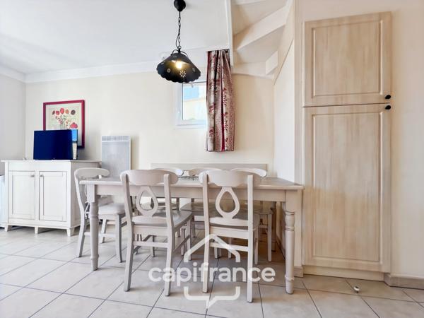 DOMAINE DE PONT ROYAL, maison  de 45 m2, élevée d'un étage,  2 vraies chambres, mitoyenne d'un seul côté, piscine privative, emplacement pour véhicule