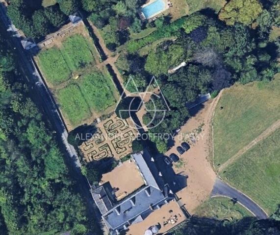 Château à 10 min de Tours de 500m2 sur un magnifique parc de 5ha.
