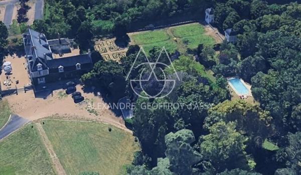 Château à 10 min de Tours de 500m2 sur un magnifique parc de 5ha.