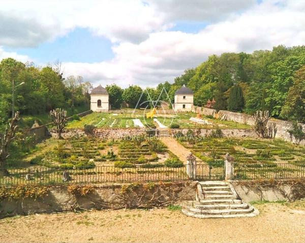 Château à 10 min de Tours de 500m2 sur un magnifique parc de 5ha.