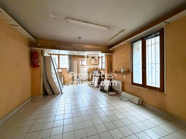 EXCLUSIVITÉ A VENDRE : immeuble (local commercial + appartement) 147 m2 Tours centre
