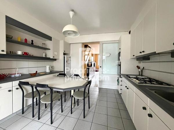 EXCLUSIVITÉ A VENDRE : immeuble (local commercial + appartement) 147 m2 Tours centre
