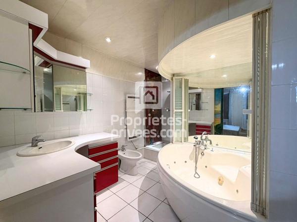 EXCLUSIVITÉ A VENDRE : immeuble (local commercial + appartement) 147 m2 Tours centre