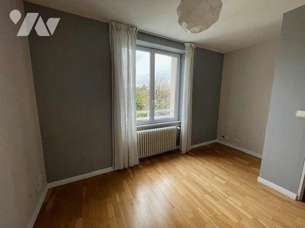 Proche toutes commodités, maison comprenant au sous-sol : garage, buanderie, appentis. Au rez-d...