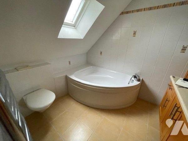 Proche toutes commodités, maison comprenant au sous-sol : garage, buanderie, appentis. Au rez-d...