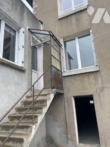 Proche toutes commodités, maison comprenant au sous-sol : garage, buanderie, appentis. Au rez-d...