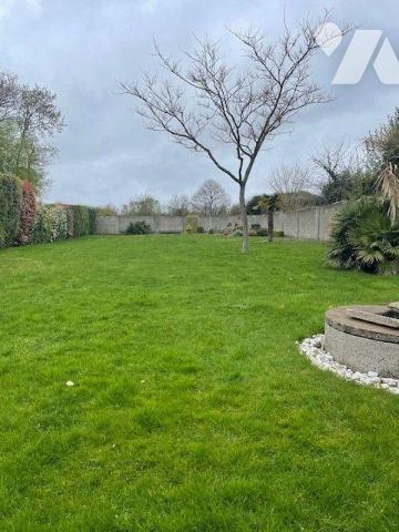 Proche toutes commodités, maison comprenant au sous-sol : garage, buanderie, appentis. Au rez-d...