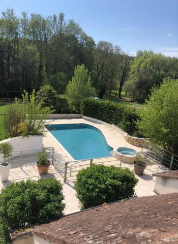 De l’espace, une piscine et la nature pour horizon