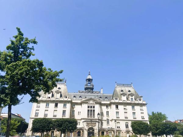 03200 VICHY -MAISON DE VILLE MEUBLÉ 3 PIÈCES AVEC TERRASSE ,PLACE DE PARKING PRIVÉ ET CAVE
