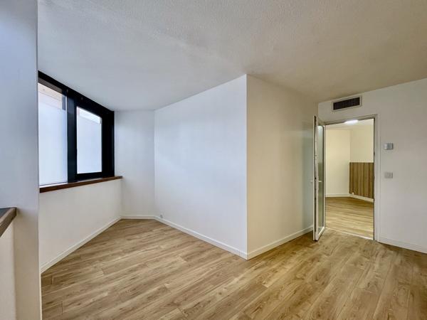 Saint-Raphaël (83700) Bureaux modernes au 3ème étage avec ascenseur et accès PMR à louer en centre--ville de Saint-Raphaël.