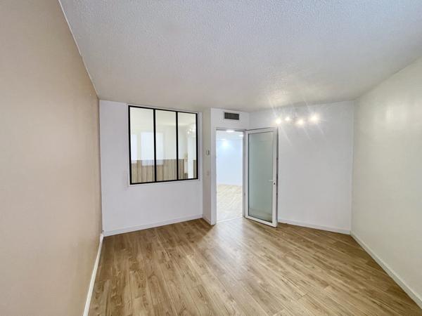 Saint-Raphaël (83700) Bureaux modernes au 3ème étage avec ascenseur et accès PMR à louer en centre--ville de Saint-Raphaël.