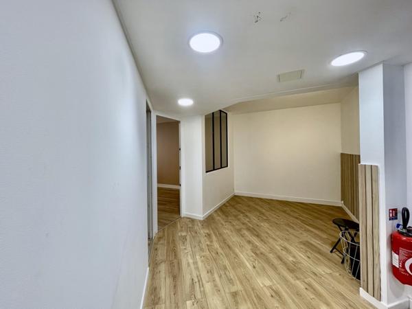 Saint-Raphaël (83700) Bureaux modernes au 3ème étage avec ascenseur et accès PMR à louer en centre--ville de Saint-Raphaël.