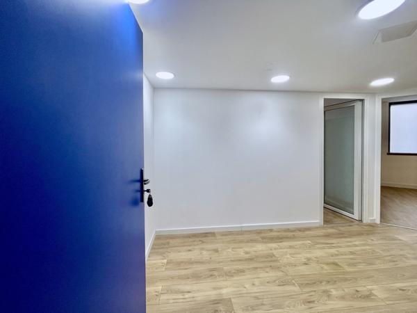 Saint-Raphaël (83700) Bureaux modernes au 3ème étage avec ascenseur et accès PMR à louer en centre--ville de Saint-Raphaël.