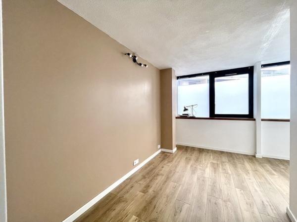 Saint-Raphaël (83700) Bureaux modernes au 3ème étage avec ascenseur et accès PMR à louer en centre--ville de Saint-Raphaël.