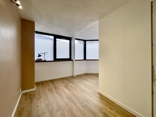 Saint-Raphaël (83700) Bureaux modernes au 3ème étage avec ascenseur et accès PMR à louer en centre--ville de Saint-Raphaël.